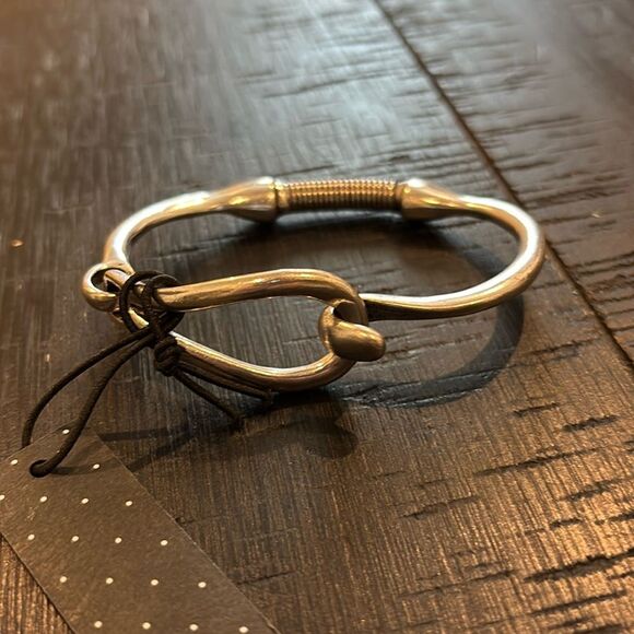 NWT UNOde50 Hooked on A Feeling Silver Plated Hook Bungee Bracelet - Picture 2 of 7